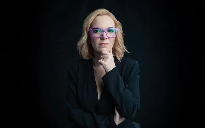 Ella 11, La señorita Fuentes